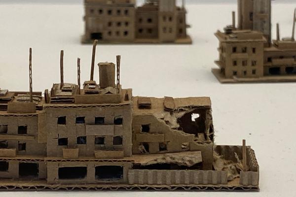 Photo d'un modèle d'immeuble miniature réalisé en carton