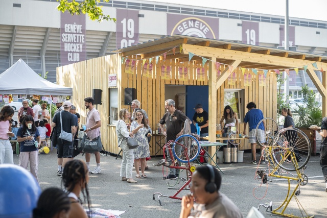 Vue du quatre extérieure avec du monde